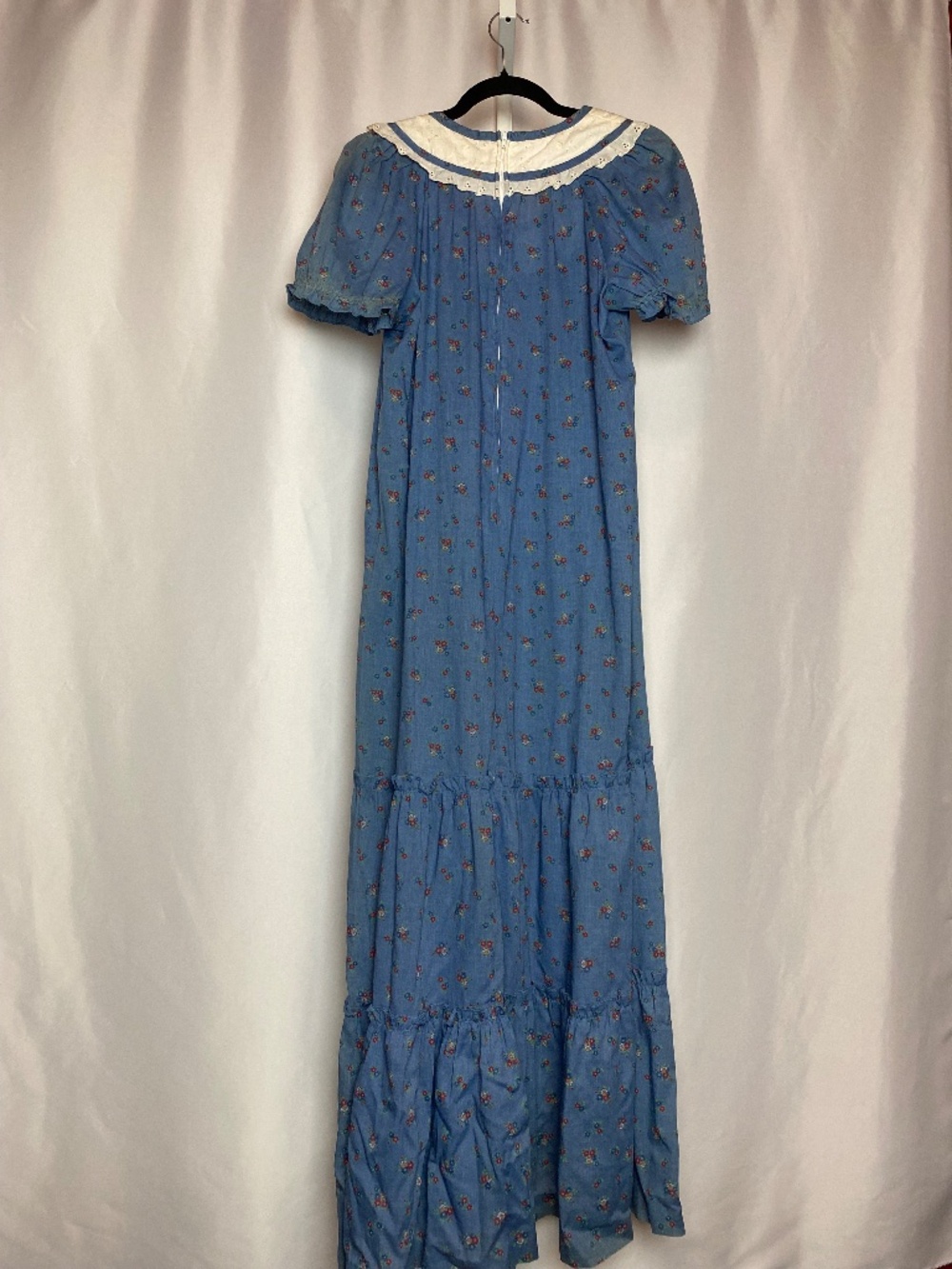 Vintage Womenʻs Light Blue Short Sleeve Prairie Style Floral Hawaiian Muʻumuʻu - Picture 8 of 15